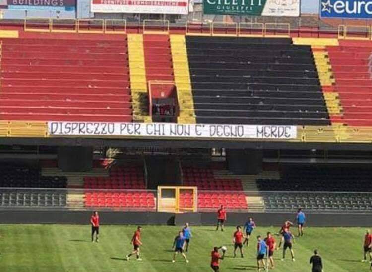 Foggia, striscione allo Zac durante l’allenamento: “Disprezzo… M*rde!”