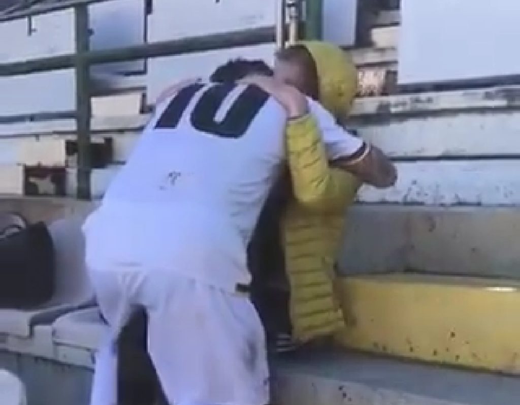 Messina, segna il gol della salvezza e abbraccia la mamma malata