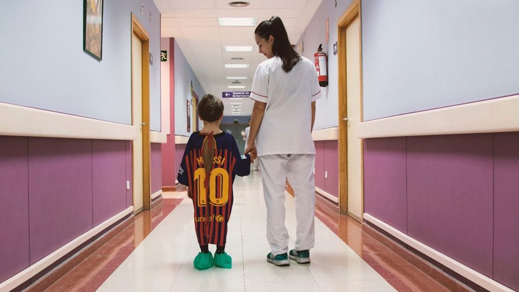 Madrid, maglie da calcio usate come camici in pediatria