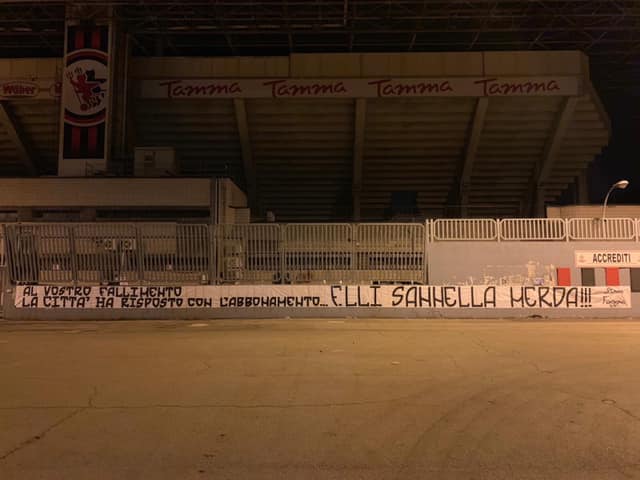 Foggia, ancora uno striscione contro i Sannella: “Rispondiamo con l’abbonamento”