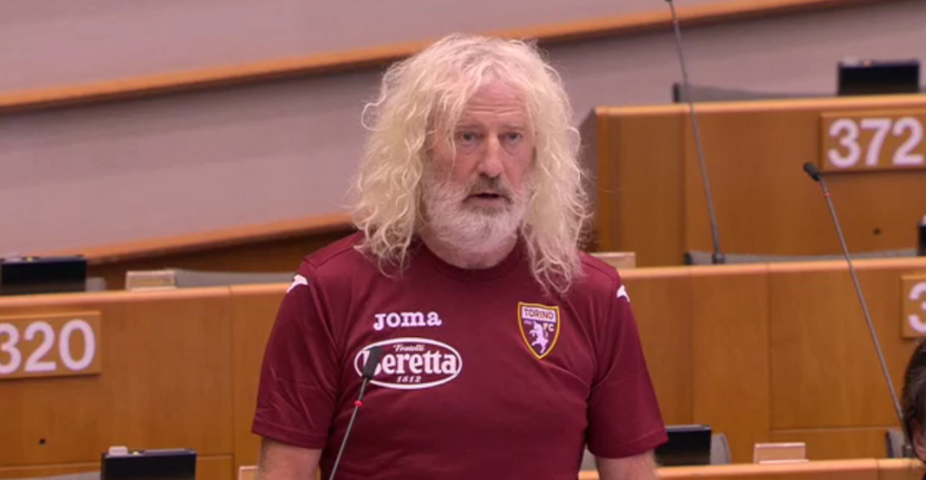 Bruxelles, eurodeputato in aula con la maglia del Torino