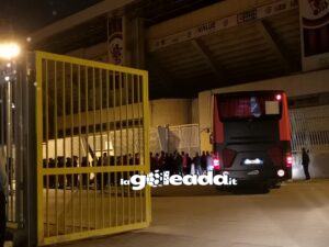 I tifosi del Foggia accolgono la squadra, al rientro da Bari
