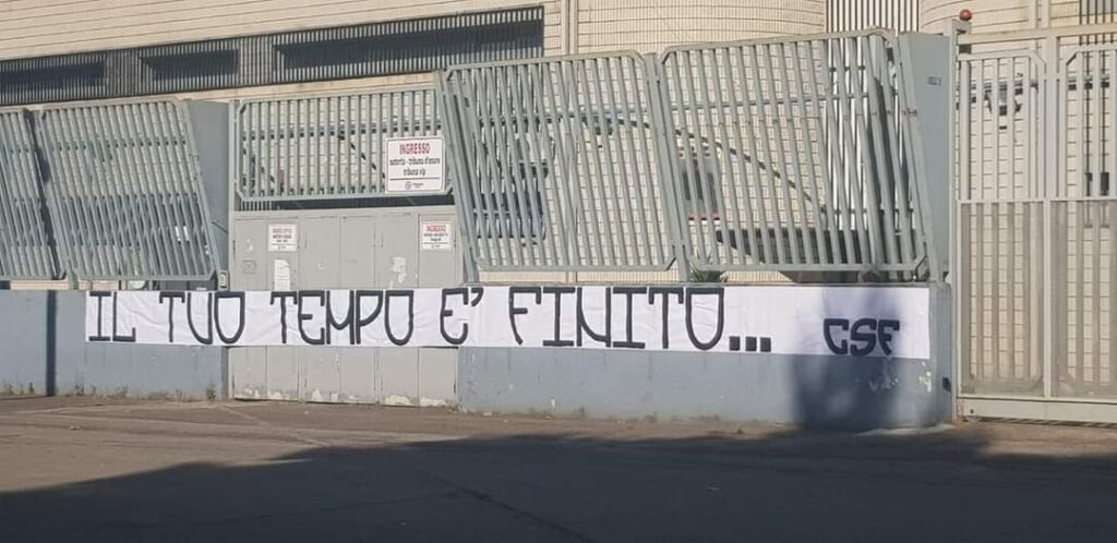 Foggia, “Tempo scaduto”: nuovo striscione della Curva Sud allo Zaccheria