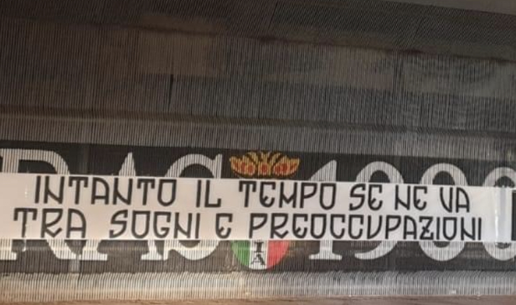 Foggia, striscione della Curva Nord allo Zac: “Il tempo passa tra sogni e preoccupazioni”