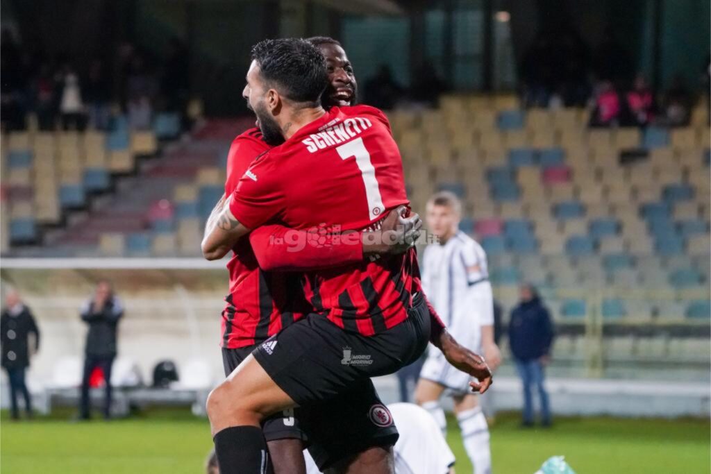 Ogunseye abbraccia Schenetti durante Foggia-Juventus Next Gen di Coppa Italia
