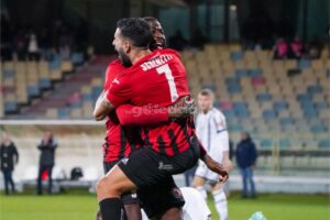 Ogunseye abbraccia Schenetti durante Foggia-Juventus Next Gen di Coppa Italia