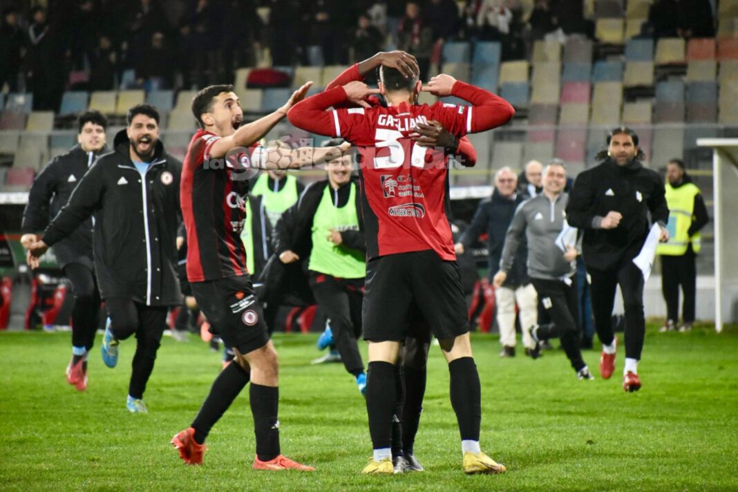 L'esultanza di Gagliano dopo la rete del 3-2 in Foggia-Monopoli