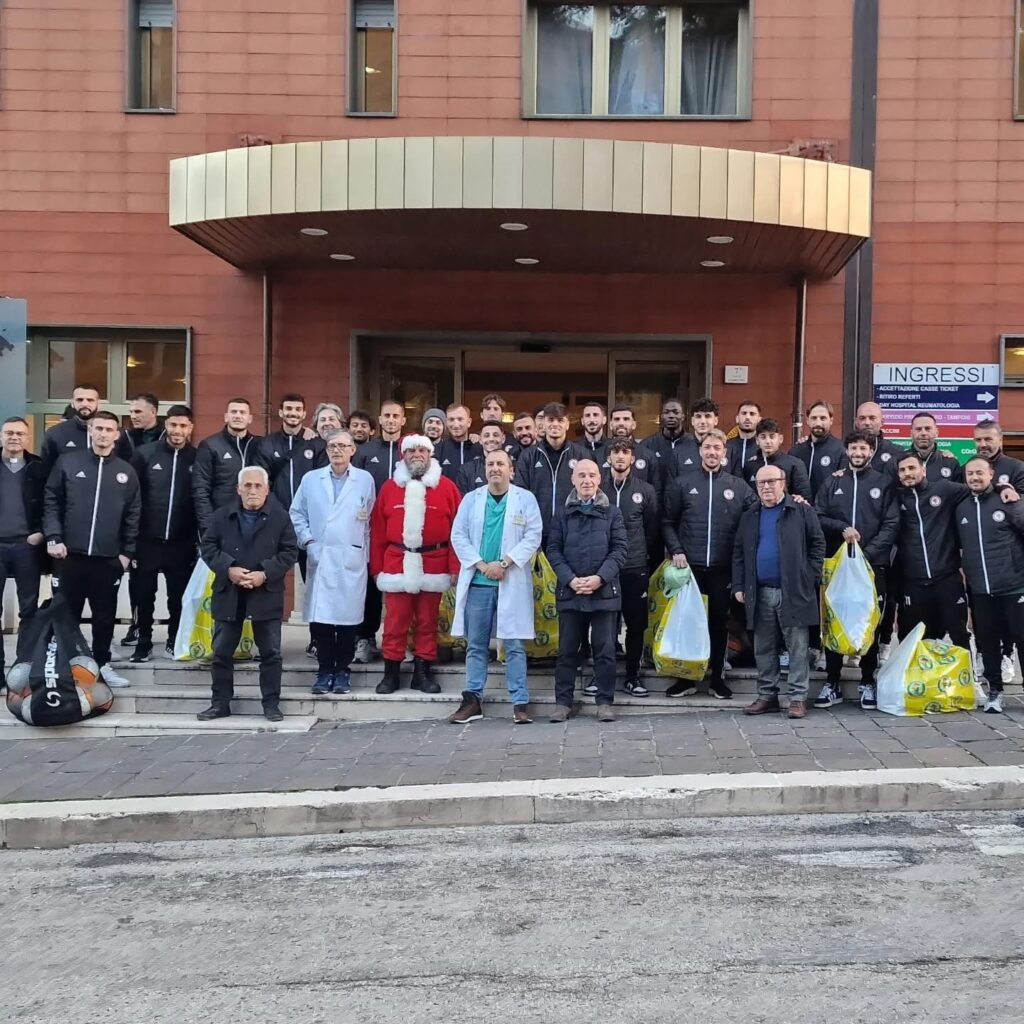 Il Foggia dona regali al reparto oncologico pediatrico di Casa Sollievo